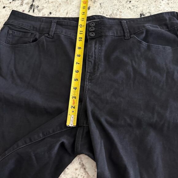 Torrid Black Bermuda Jegging Super Soft High-Rise Short 22 14099019 - Picture 10 of 15